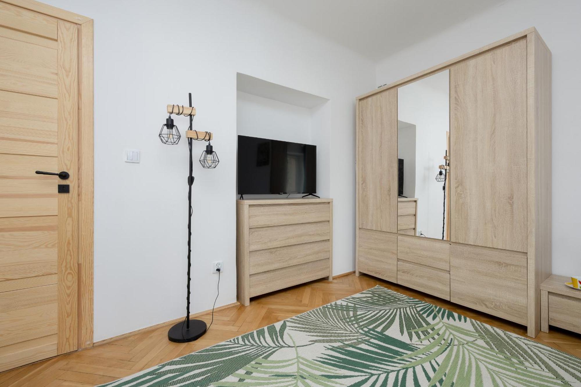 Spacious Apartment For 6 People Near The Old Town By Noclegi Renters Varsóvia Exterior foto